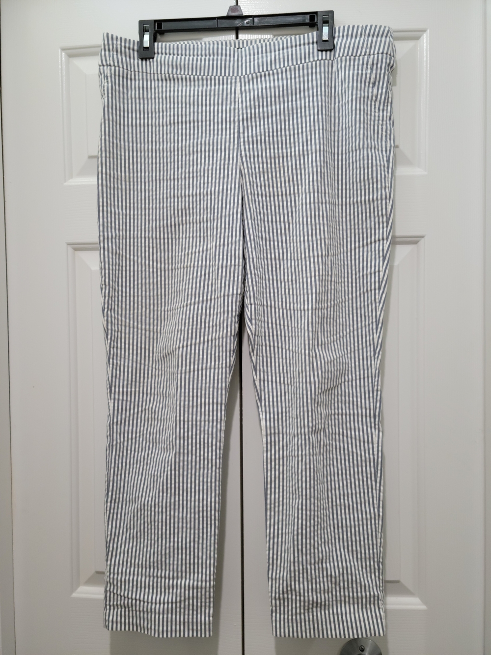 Jones New York Light Gray and White Striped Cropped Pants